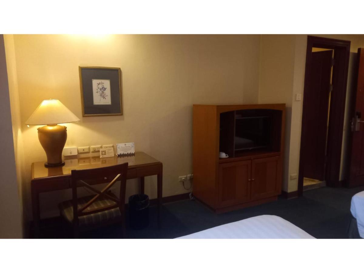 Capital O 914 Makati Palace Hotel Makati City ภายนอก รูปภาพ