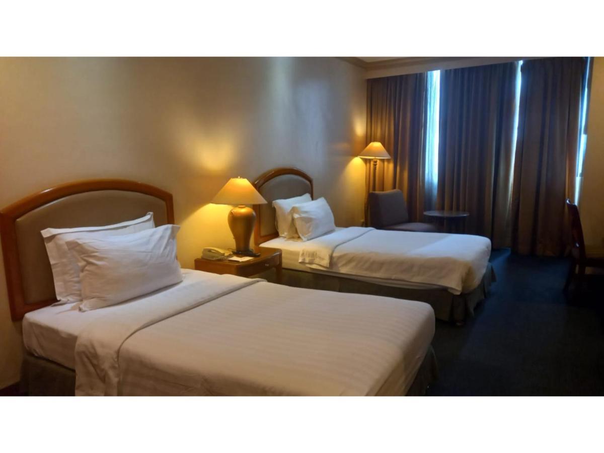 Capital O 914 Makati Palace Hotel Makati City ภายนอก รูปภาพ