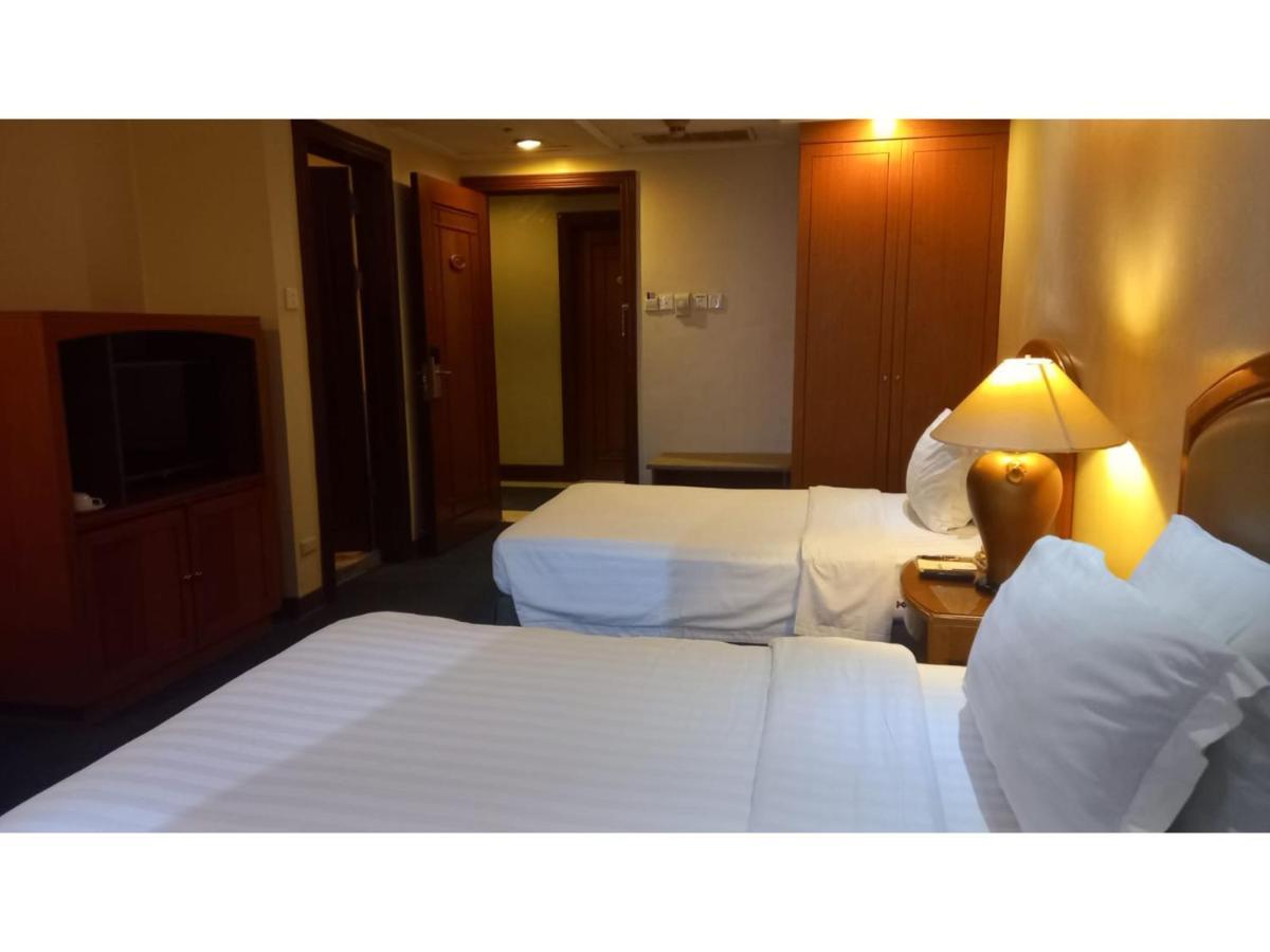 Capital O 914 Makati Palace Hotel Makati City ภายนอก รูปภาพ