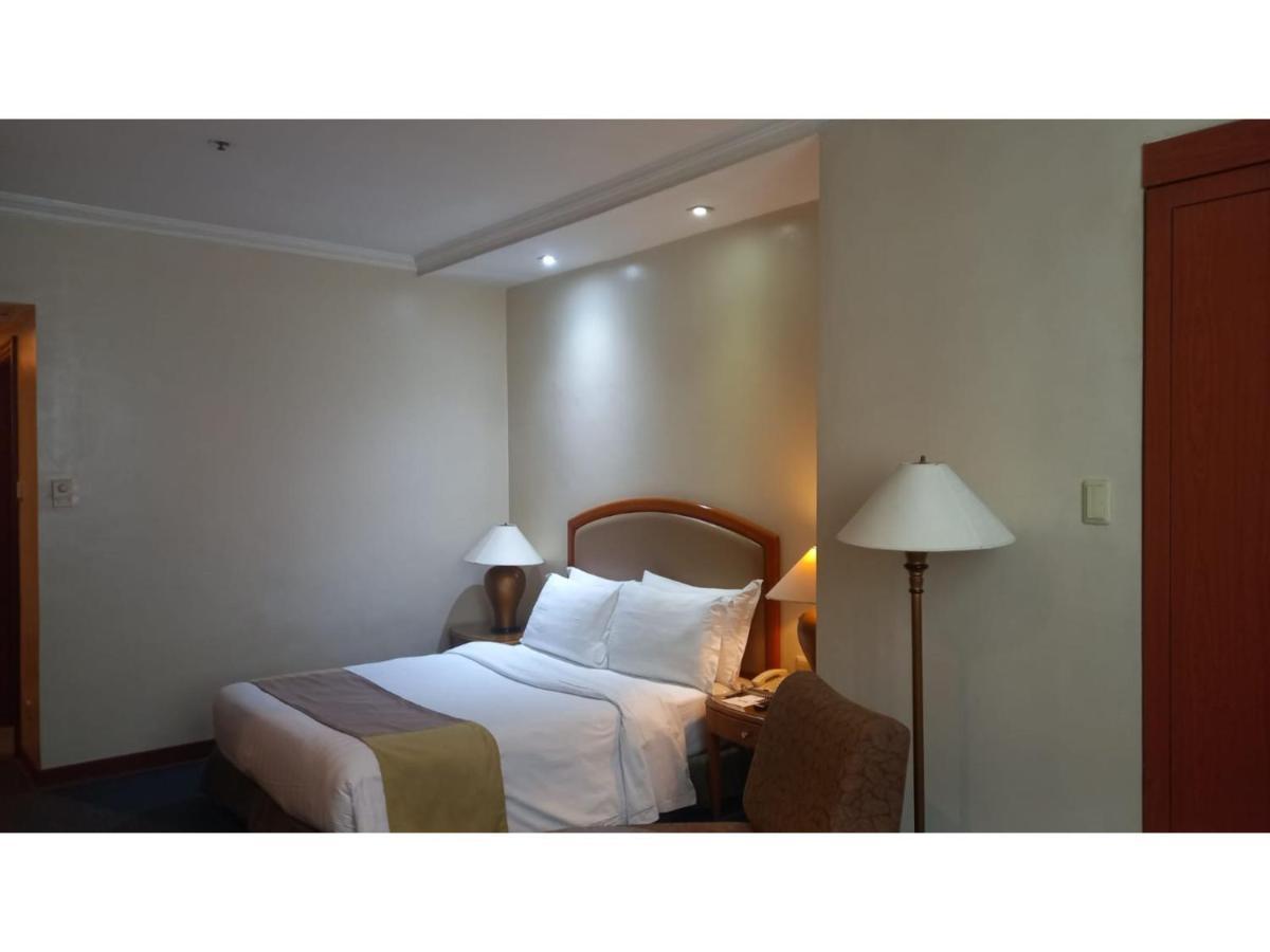 Capital O 914 Makati Palace Hotel Makati City ภายนอก รูปภาพ