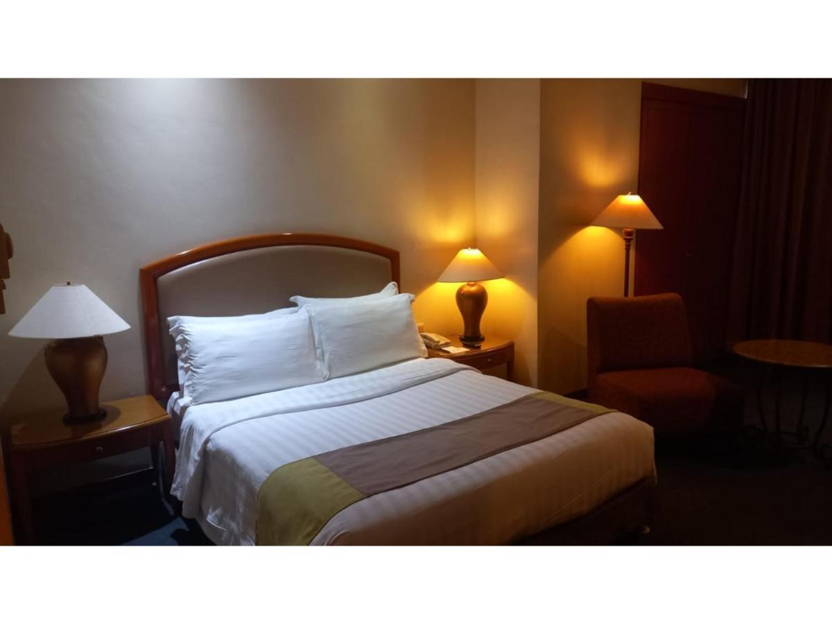 Capital O 914 Makati Palace Hotel Makati City ภายนอก รูปภาพ