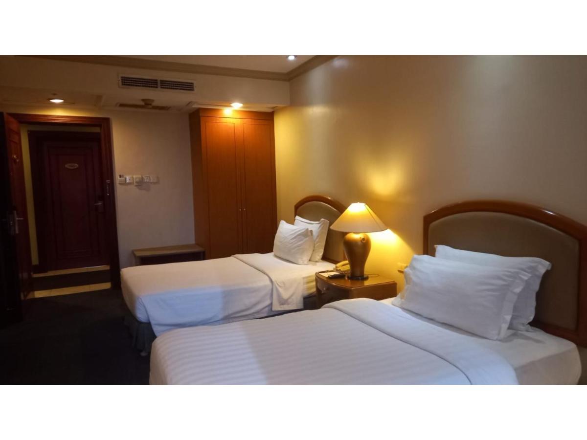 Capital O 914 Makati Palace Hotel Makati City ภายนอก รูปภาพ